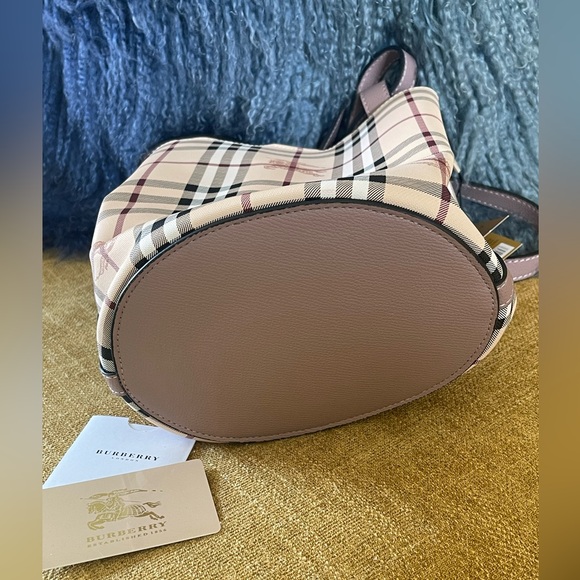Nova Check Bucket Bag BURBERRY Color: LIGHT ELDERBE
Size: One Size brand new - Picture 11 of 13